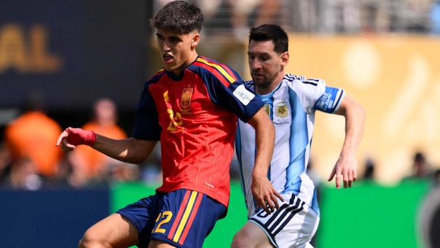 Pau Cubarsi (links) im Zweikampf mit Lionel Messi.