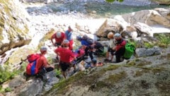 Bergretter brachten die Frau aus der Schlucht.