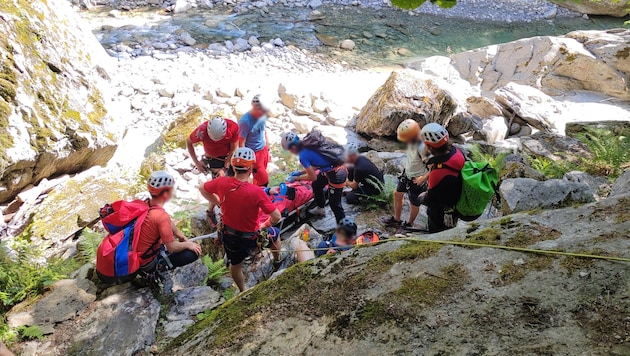 Bergretter brachten die Frau aus der Schlucht.