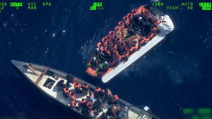 Bilder vom 11. Mai sollen zeigen, wie Migranten unmittelbar von einem Boot in die Rettungsboote ...
