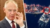 Schleuser übergeben im Mittelmeer Migranten an ein Schiff der deutschen Seenotretter Sea-Watch ...