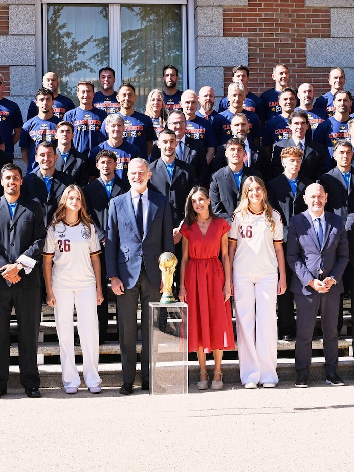 Dass Espadrilles zu fast jedem Look passen, zeigte Letizia auch beim Empfang der spanischen ...