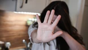 Frauen zu schlagen, finden immer mehr junge Männer akzeptabel.