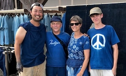 Zu Besuch in einer Indigo-Färberei: Josef, Miriam Koó sowie Sohn Jan knüpften in Japan neue ...