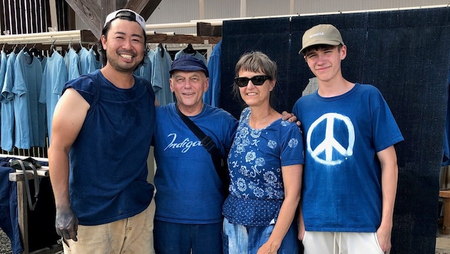 Zu Besuch in einer Indigo-Färberei: Josef, Miriam Koó sowie Sohn Jan knüpften in Japan neue ...