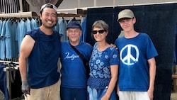Zu Besuch in einer Indigo-Färberei: Josef, Miriam Koó sowie Sohn Jan knüpften in Japan neue ...