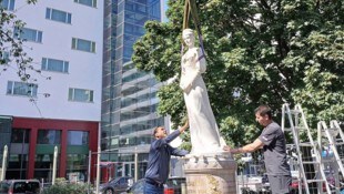 Die Statue wurde mit einem Kran abtransportiert.