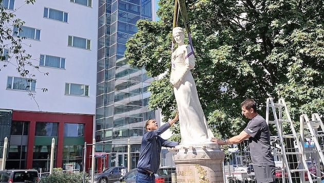 Die Statue wurde mit einem Kran abtransportiert.