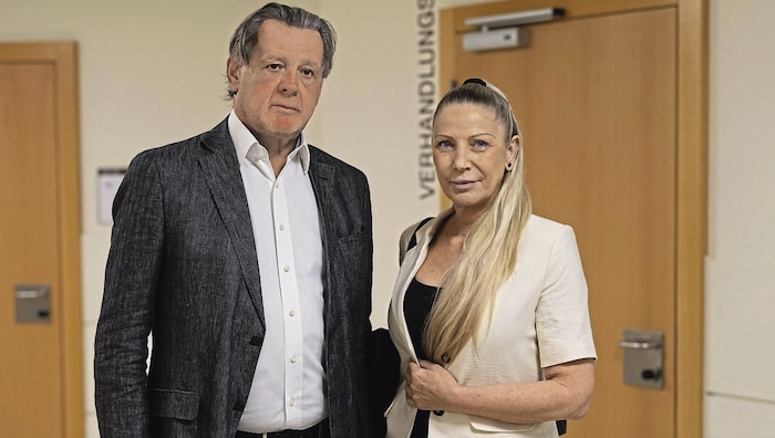 Anwalt Alfred Boran mit Mandantin Snezana A. – mehrere Eingriffe konnten ihr Gesicht retten.