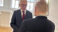 Anwalt Stefan Holter (li.) mit dem angeklagten Arzt
