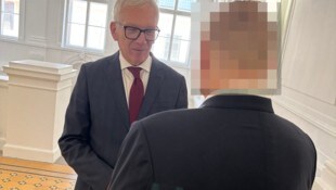 Anwalt Stefan Holter (li.) mit dem angeklagten Arzt