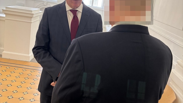 Anwalt Stefan Holter (li.) mit dem angeklagten Arzt.