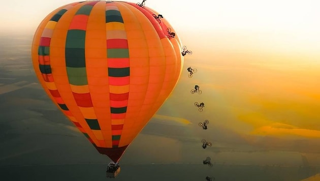 Sprung vom Heißluftballon mit einem Bike: Muss man sich trauen.