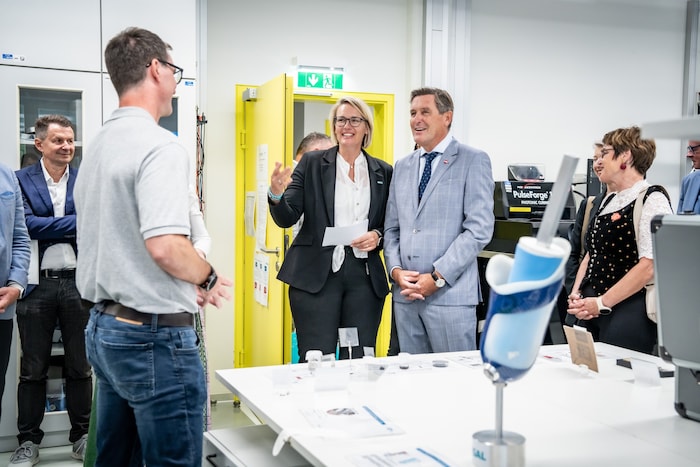 Peter Hanke besuchte die Silicon Austria Labs mit CEO Christina Hirschl