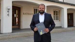 Markus Fäßler mit der Broschüre „Vision Stadt Dornbirn“