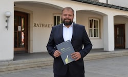 Markus Fäßler mit der Broschüre „Vision Stadt Dornbirn“