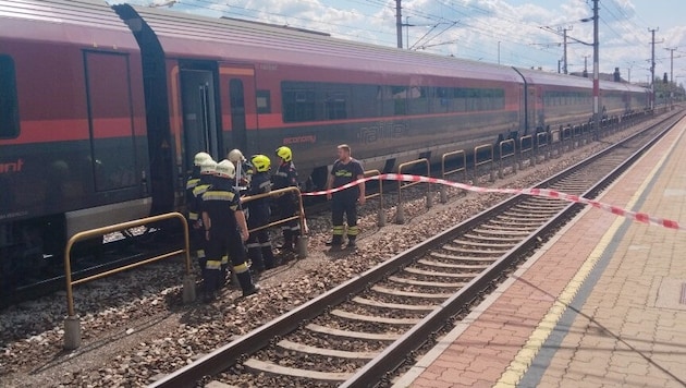 Vier Feuerwehren standen im Einsatz, um die 500 Reisenden zu evakuieren.