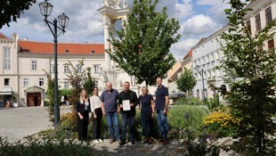 Ökögarantie – Bürgermeister Peter Molnar (3.v.re.) versprach Greenpeace-Chef Egit (3.v.li.) per ...
