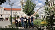 Ökögarantie – Bürgermeister Peter Molnar (3.v.re.) versprach Greenpeace-Chef Egit (3.v.li.) per ...