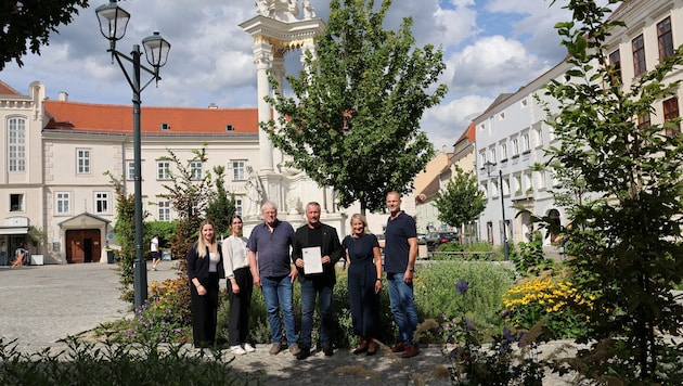 Ökögarantie – Bürgermeister Peter Molnar (3.v.re.) versprach Greenpeace-Chef Egit (3.v.li.) per ...