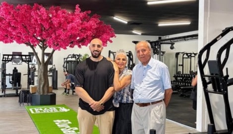 Ali Sadeghi (re.) mit seiner Frau Ashraf und Sohn Sam in dessen Fitnessstudio. Der ...