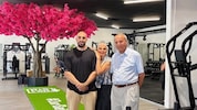 Ali Sadeghi (re.) mit seiner Frau Ashraf und Sohn Sam in dessen Fitnessstudio. Der ...