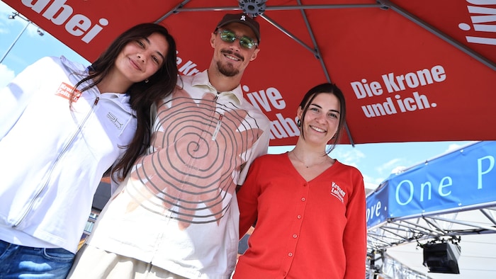 ÖFB-Team- spieler Marco Friedl besuchte den „Krone“- Truck – mit Leonie (re.) und Roya.