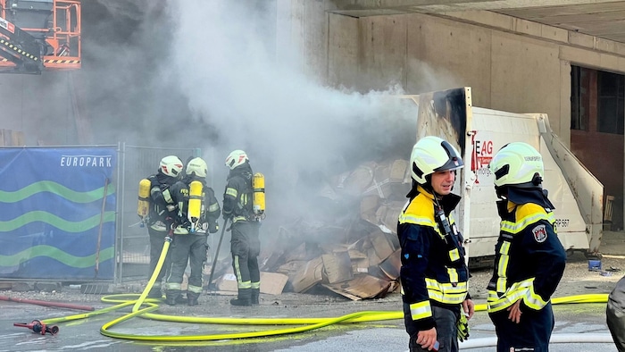 Eine Müllpresse war in Brand geraten.