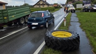 Dieser große Traktorreifen löste sich und traf ein Auto.  