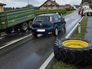 Dieser große Traktorreifen löste sich und traf ein Auto.  
