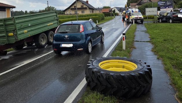 Dieser große Traktorreifen löste sich und traf ein Auto.