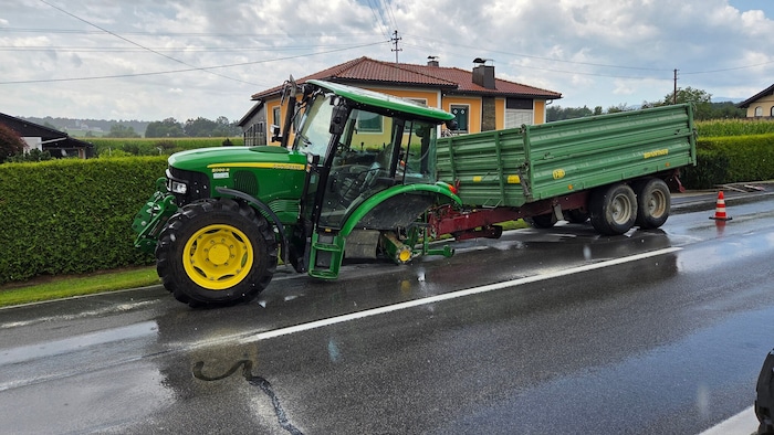 Plötzlich löste sich der Hinterreifen des Traktors.