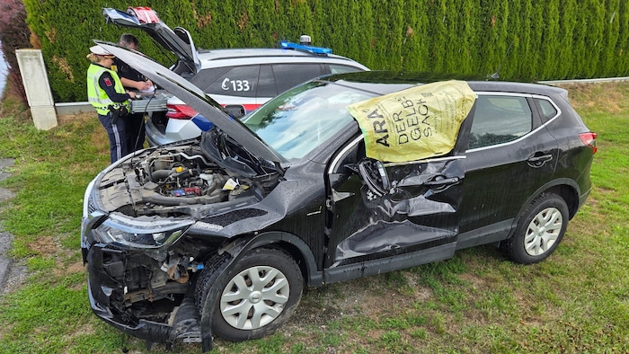 Das Auto ist stark beschädigt.