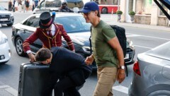 Justin Trudeau (mit Basecap) kam am Donnerstagabend im Hotel Sacher an.