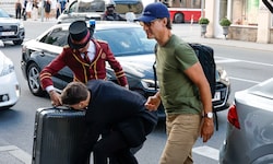 Justin Trudeau (mit Basecap) kam am Donnerstagabend im Hotel Sacher an.