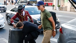 Justin Trudeau (mit Basecap) kam am Donnerstagabend im Hotel Sacher an.