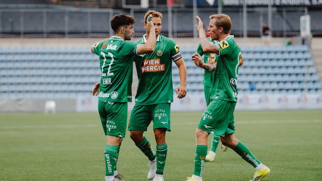 Rapid celebrates a perfect start to the competitive season.