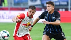 Christos Tzolis hier im Zweikampf mit Stefan Lainer