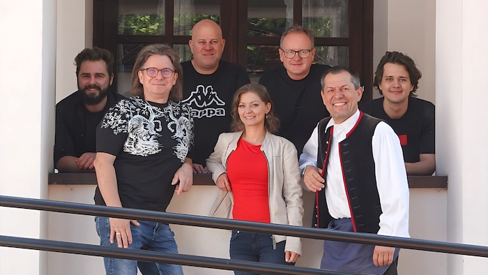 Austria4You neu formiert, der Bürgermeister (2. v. re.) half mit.