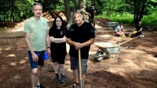 Bürgermeister Martin Weber (li.), Archäologin Ingrid Kowatschek und Projektleiter Wolfgang ...