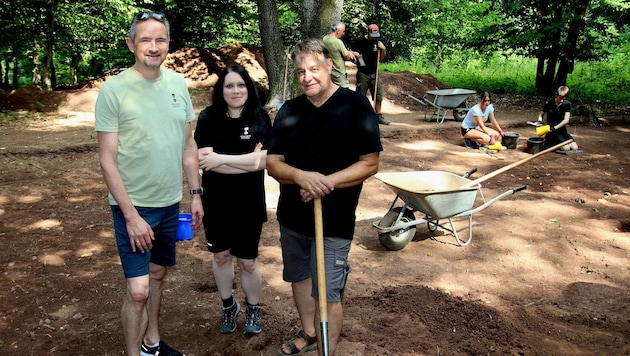 Bürgermeister Martin Weber (li.), Archäologin Ingrid Kowatschek und Projektleiter Wolfgang ...