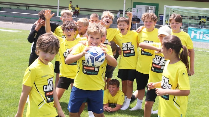 Der talentierte Nachwuchs ist beim professionellen Training auf dem Spielfeld des SC Illmitz mit ...