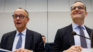 Von links: Deutschlands Bundeskanzler Friedrich Merz, Ex-CDU/CSU-Fraktionschef Jens Spahn