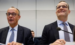 Von links: Deutschlands Bundeskanzler Friedrich Merz, Ex-CDU/CSU-Fraktionschef Jens Spahn
