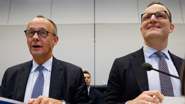 Von links: Deutschlands Bundeskanzler Friedrich Merz, Ex-CDU/CSU-Fraktionschef Jens Spahn