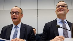 Von links: Deutschlands Bundeskanzler Friedrich Merz, Ex-CDU/CSU-Fraktionschef Jens Spahn