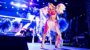 Der britische Popstar Rita Ora heizte am Donnerstagabend im knappen Bühnenoutfit auf der ...