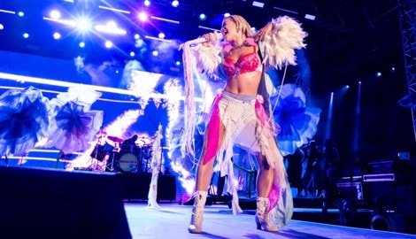 Der britische Popstar Rita Ora heizte am Donnerstagabend im knappen Bühnenoutfit auf der ...