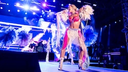 Der britische Popstar Rita Ora heizte am Donnerstagabend im knappen Bühnenoutfit auf der ...