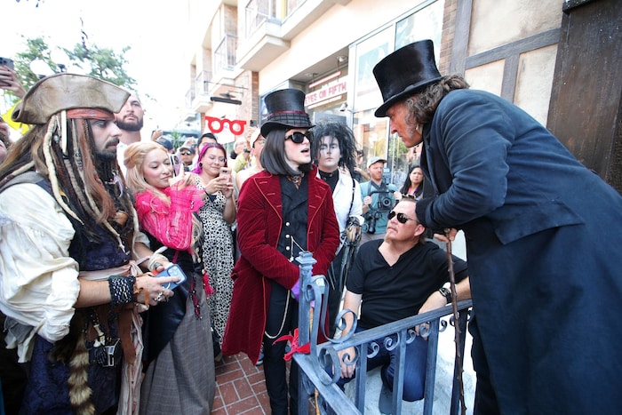 Depp plaudert auf der Con Con in seiner Rolle als Scrooge mit Fans, die als er in früheren ...